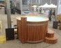 hochwertigem Thermoholz angefertigter runder Badezuber mit Kunststoff-Innenwanne